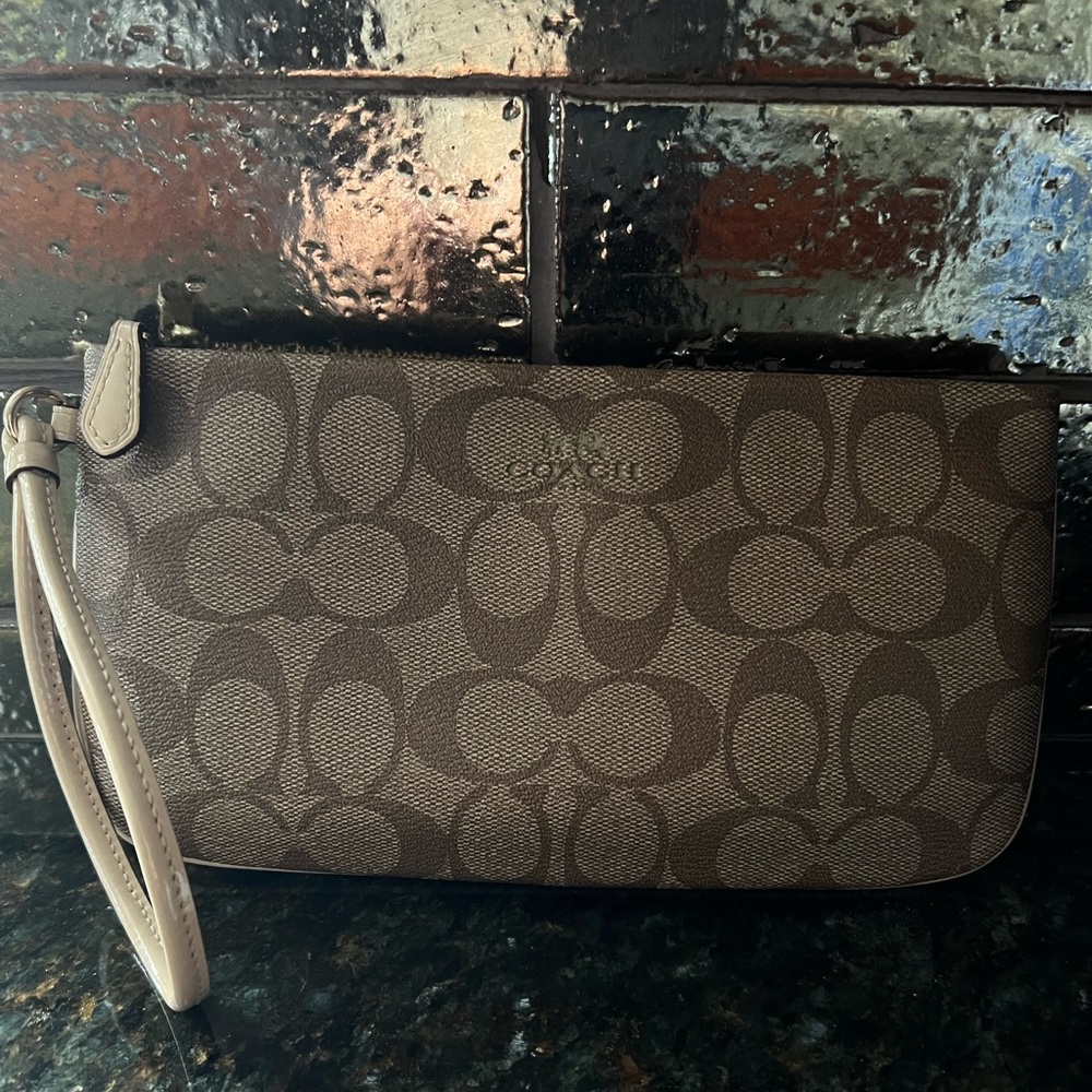 Coach Wristlet - F65748